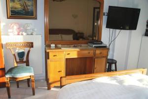 Dormitorio con tocador con espejo y cama en Seafront Maisonette in Kardamyli, en Kardhamili