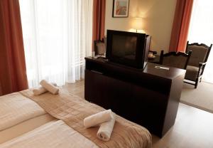Postel nebo postele na pokoji v ubytování Fürjes Villa Panzió
