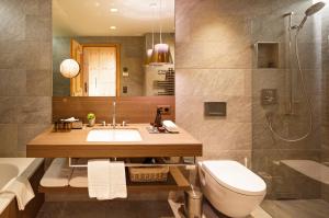 Koupelna v ubytování Hotel Piz Buin Klosters