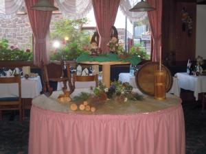 圣马蒂诺-迪卡斯特罗扎Hotel Cristallo的餐厅的桌子上摆放着鲜花 更多22张照片