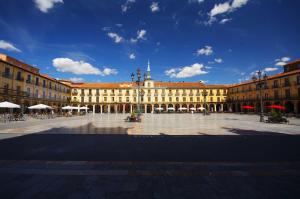 a large building with a tower on top of it at Hostel Quartier Leon Jabalquinto in León