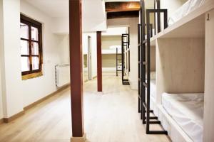 a room with bunk beds and a hallway at Hostel Quartier Leon Jabalquinto in León