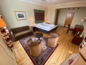 - un salon avec un lit et un canapé dans l'établissement Solhov, Castle of the Lyngen Alps, à Lyngseidet