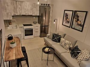 sala de estar con sofá y cocina en Stylish Ground Floor Maisonette, en Volos