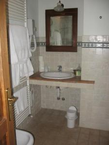 a bathroom with a sink and a toilet at Casa del Contrabbandiere in Pozzolengo