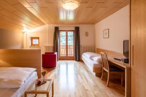 A bed or beds in a room at Am Rainell Hof