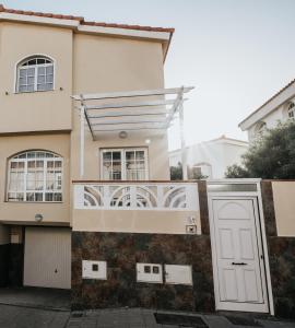 ein Haus mit einem Tor davor in der Unterkunft Chalet pareado a 5 minutos andando de la playa in La Garita