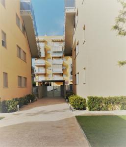 an external view of a building with a courtyard at Apartamento Paraiso Beach in Daimuz