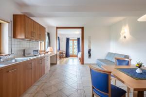 A kitchen or kitchenette at Am Rainell Hof