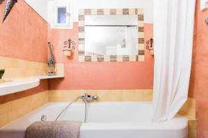 łazienka z wanną i umywalką w obiekcie La maison de Tao w Aix-en-Provence