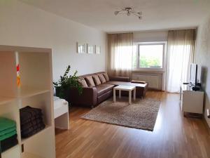 uma sala de estar com um sofá e uma mesa em Ferienwohnung Leon em Sinsheim