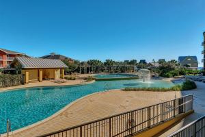 una gran piscina con una fuente de agua en The Beach Resort en Destin
