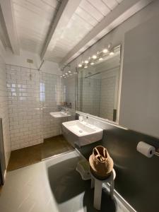 y baño con lavabo y espejo. en La Casetta del Porto, en Sulzano