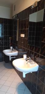 Un baño con dos lavabos y un espejo. en U Agnieszki, en Krynica-Zdrój 22 fotos más