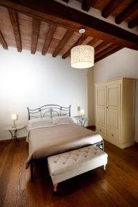 - une chambre avec un grand lit et un plafond en bois dans l'établissement La Corte Dei Sogni B&B, à Modène