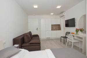 a living room with a couch and a table at Villa Dalmatia Apartments in Brela