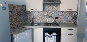 cocina pequeña con fregadero y fogones en Casa Notaro Sorrentino, en Acciaroli