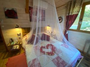Un ou plusieurs lits dans un hébergement de l'établissement La cabane des amoureux