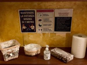 un tavolo con carta igienica e rotolo di carta igienica di Hotel Bonazzi a Perugia