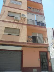 un edificio de apartamentos con puerta y balcón en Vivienda Turística Argollones 2022, en Almería
