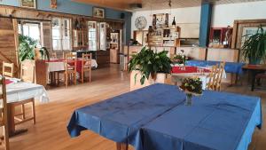 une salle à manger avec une table bleue et des fleurs. dans l'établissement Gasthof Schlossberg Bori, à Signau