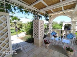 a patio with an archway and a table with flowers at B&B Tenuta Martinelli in Monopoli