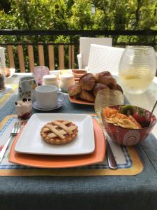 魯沃迪普利亞的住宿－Casa Dolce Casa Ruvo，一张桌子,上面放着一盘食物和一碗面包