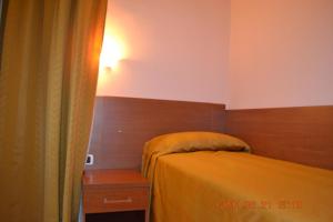 Łóżko lub łóżka w pokoju w obiekcie Hotel Everest