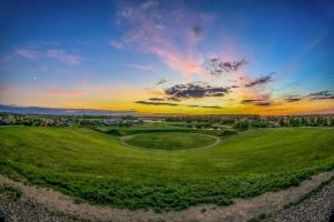 widok z powietrza na pole golfowe o zachodzie słońca w obiekcie Baltas gandras w mieście Naisiai