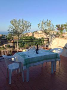 Galeriebild der Unterkunft 2 bedrooms house with sea view and furnished terrace at Rossano 3 km away from the beach in Rossano