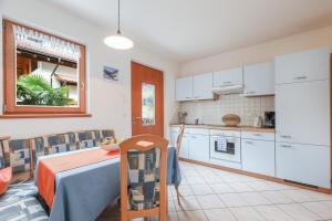 a kitchen and dining room with a table and chairs at Kelderer Hof - Appartment Jaufen in San Martino