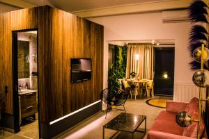 un soggiorno con divano e tavolo di Ataraxia Luxury Suite Acharavi ad Acharavi