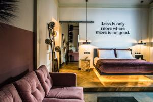 una camera da letto con un cartello sul muro di Ataraxia Luxury Suite Acharavi ad Acharavi