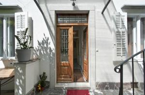 een houten deur op een huis met een potplant bij Bed and breakfast Grim in Trieste