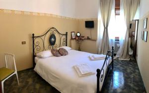 sypialnia z dużym łóżkiem z 2 poduszkami w obiekcie Appartamenti La Menaresta w mieście Magreglio