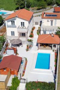 een luchtzicht op een huis met een zwembad bij Holiday - Therapy in Krk