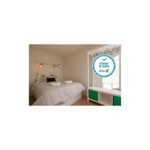 Un dormitorio con una cama y una ventana con las palabras reza amor en Secret Camões, en Oporto