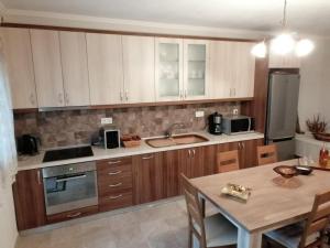 Kuchyň nebo kuchyňský kout v ubytování Kali Luxury Apartments -Garden-Gold-