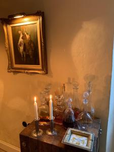 una mesa con velas y una foto de un perro en L'aile du Chateau en Ramatuelle