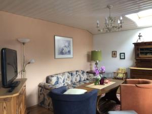 - un salon avec un canapé et une table dans l'établissement Hofmann Judith, à Grassau