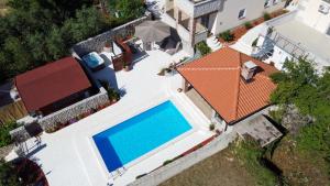 Der Swimmingpool an oder in der Nähe von Holiday - Therapy