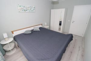 Dormitorio pequeño con cama y espejo en Apartament 2 camere Anto en Sibiu