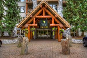 uma vista frontal de um edifício com uma placa em Blackcomb Springs Suites by CLIQUE em Whistler