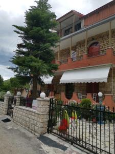 パルガにあるNafsika Apartmentsの木の前の黒柵