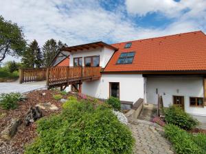 a white house with an orange roof at Ferienwohnungen Strohmayerhof in Rastenfeld