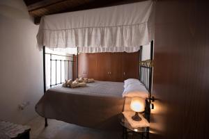 Un pat sau paturi într-o cameră la DROUSHIA CORNER HOUSE