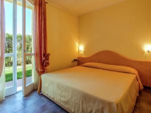 ポルペナッツェ・デル・ガルダにあるCozy Holiday Home in Lombardy with Swimming Poolのベッドルーム1室(ベッド1台、大きな窓付)