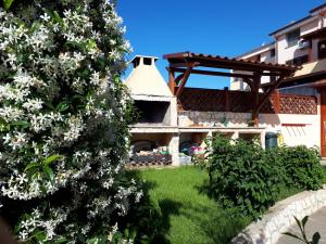 un jardín con flores blancas frente a un edificio en Casa Pat, en Olmedo