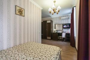 una camera con letto e una sala da pranzo con cucina di Sokol Hotel a Suzdal