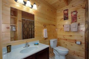 ein Blockhausbad mit einem WC und einem Waschbecken in der Unterkunft Heavenly View in Sevierville